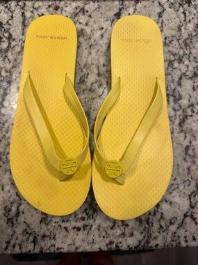 Tory Burch Bright Yellow Minnie Logo Flip Sandals new never worn size 6